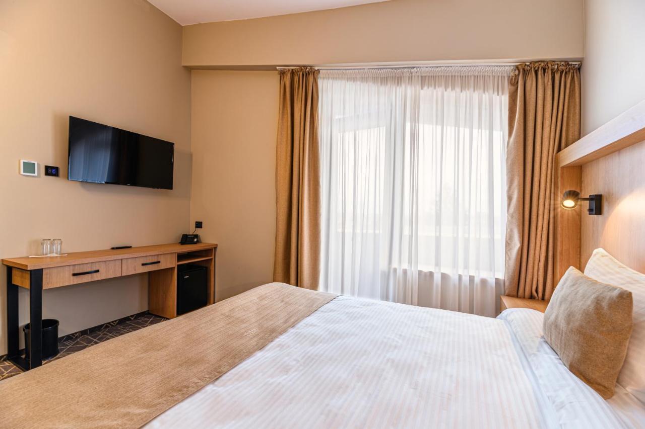Hotel Central Pascani Bagian luar foto