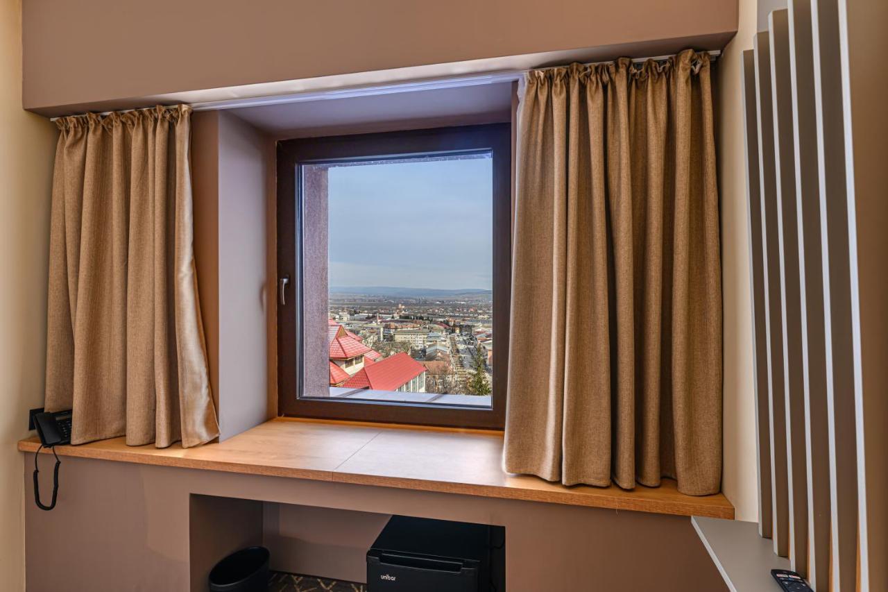 Hotel Central Pascani Bagian luar foto