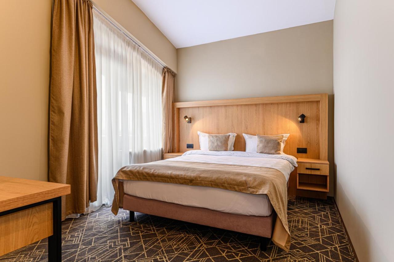 Hotel Central Pascani Bagian luar foto