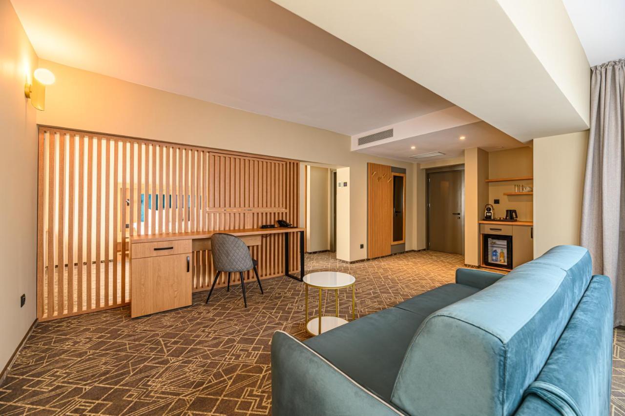 Hotel Central Pascani Bagian luar foto