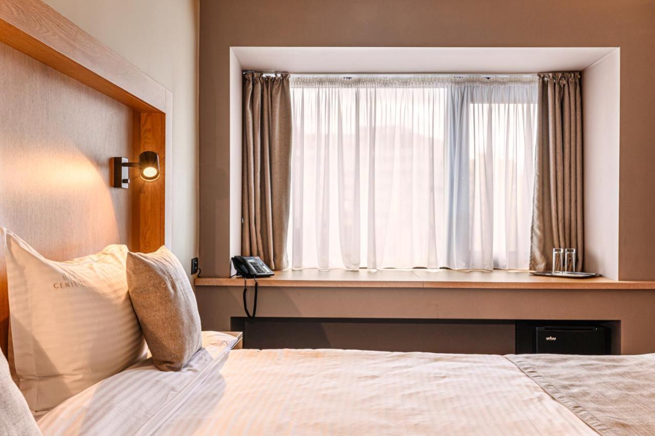 Hotel Central Pascani Bagian luar foto