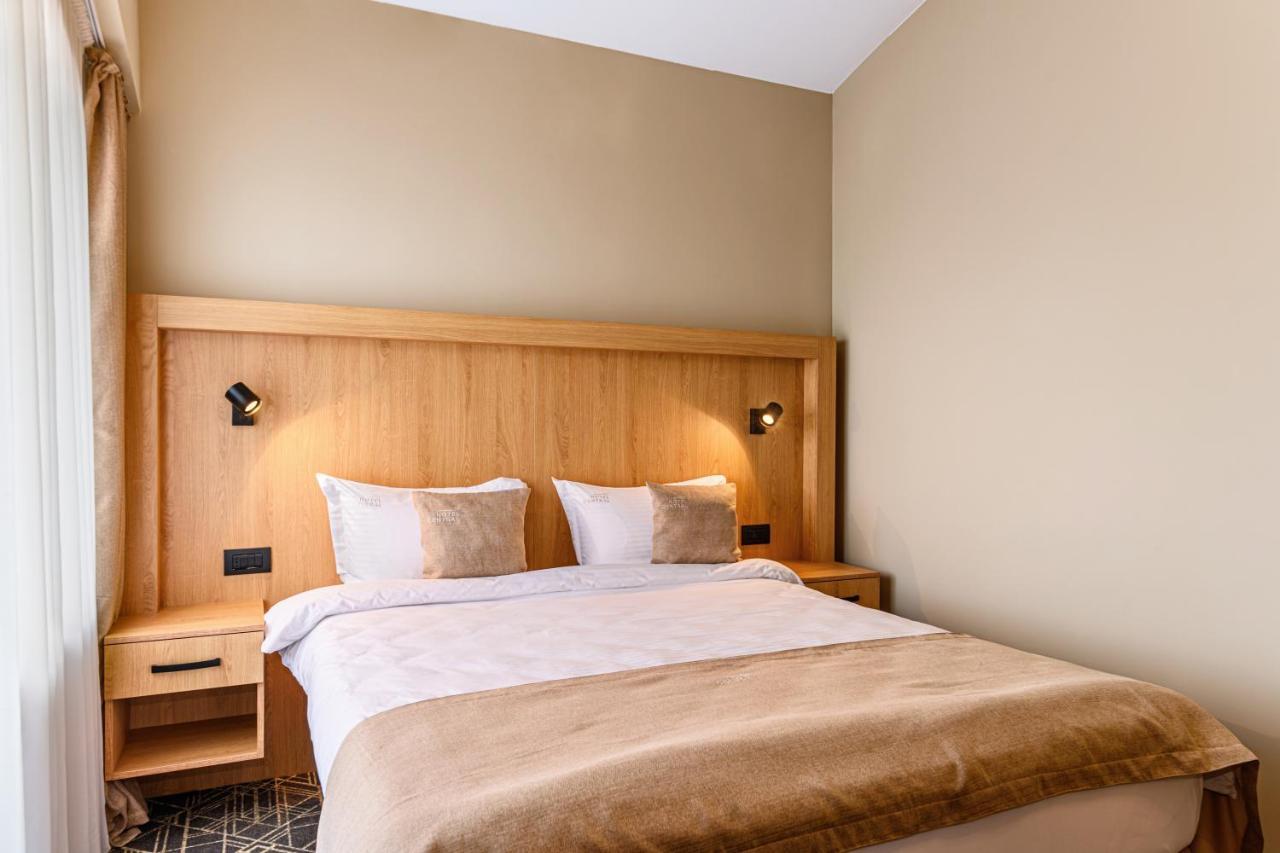 Hotel Central Pascani Bagian luar foto