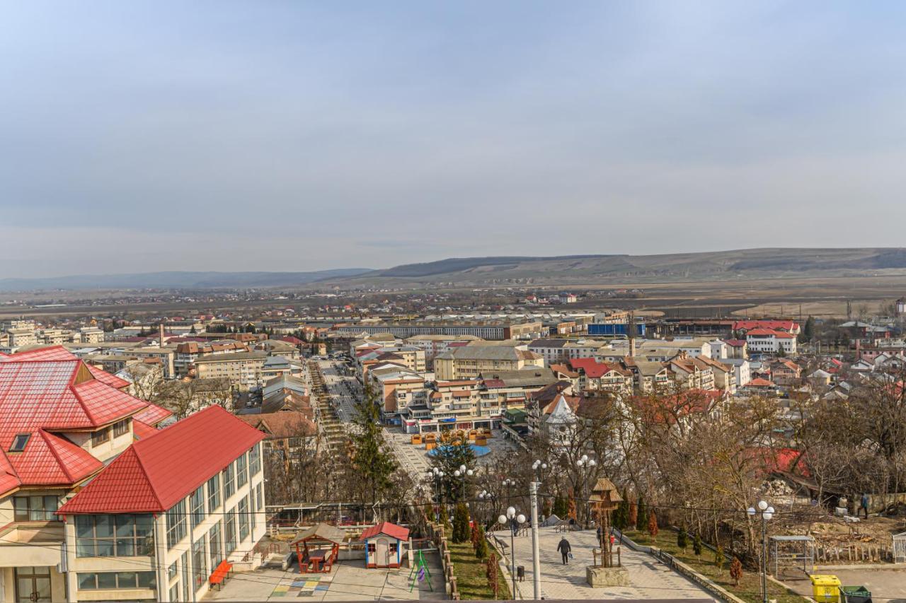 Hotel Central Pascani Bagian luar foto