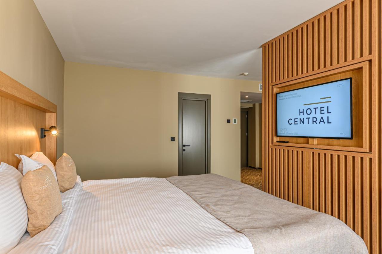 Hotel Central Pascani Bagian luar foto