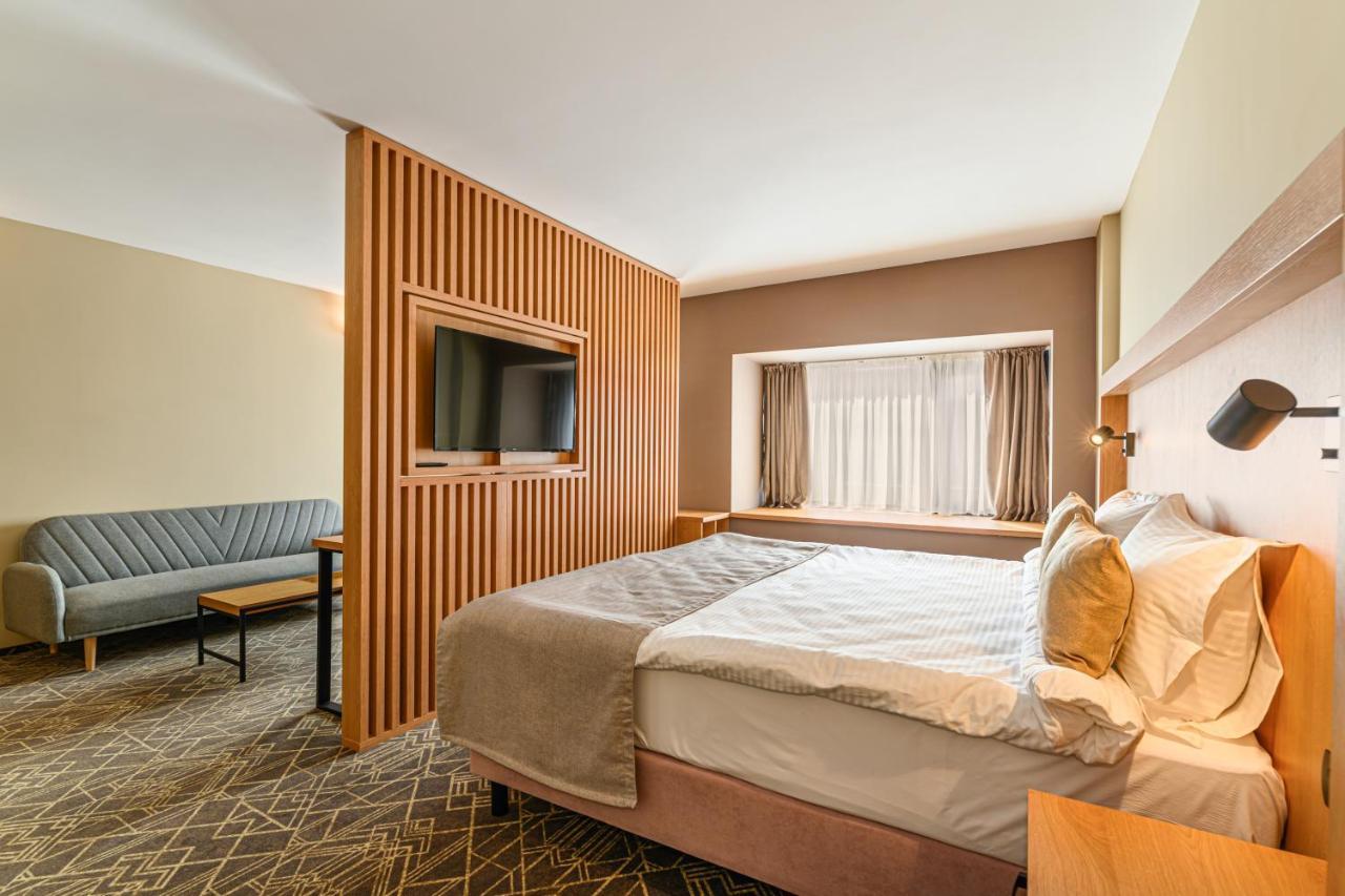 Hotel Central Pascani Bagian luar foto