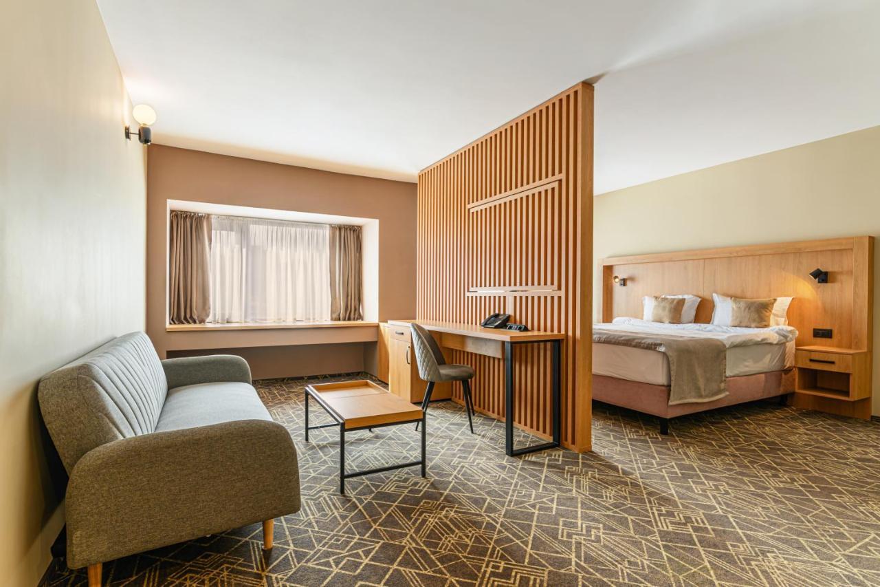 Hotel Central Pascani Bagian luar foto