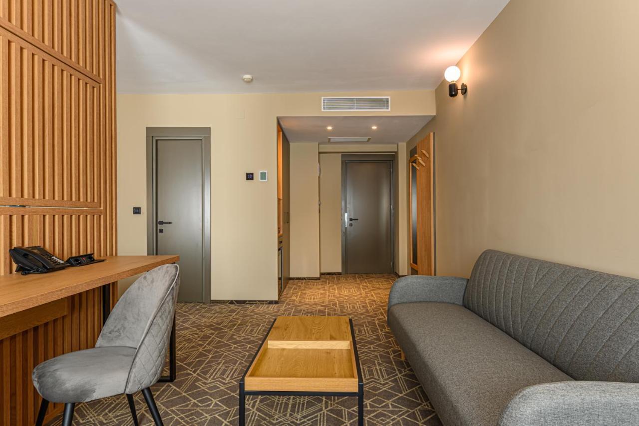 Hotel Central Pascani Bagian luar foto