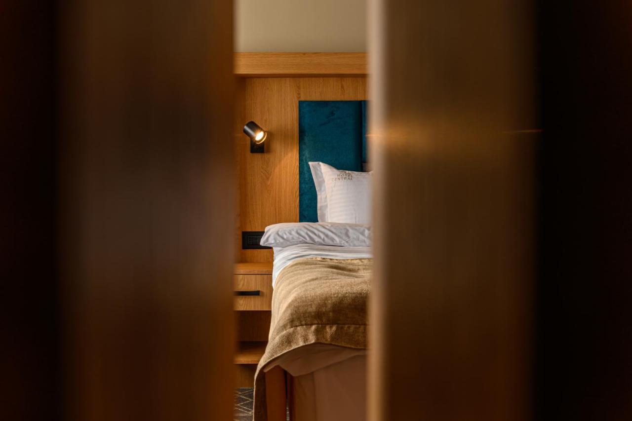 Hotel Central Pascani Bagian luar foto