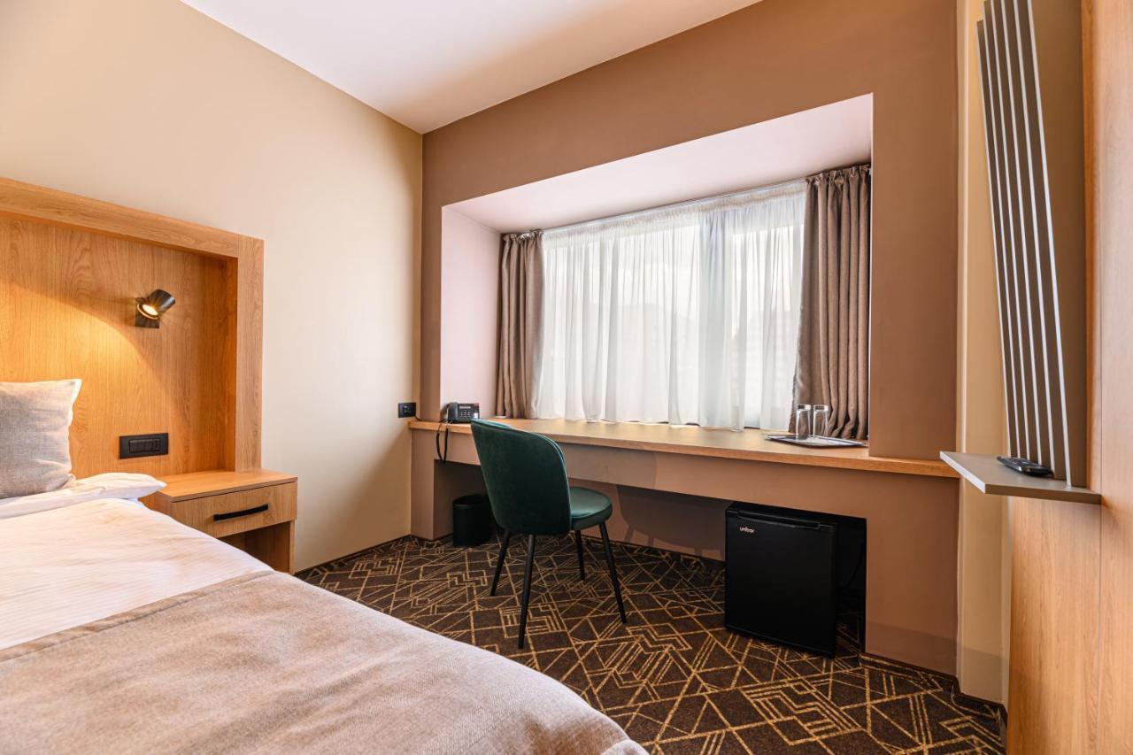 Hotel Central Pascani Bagian luar foto