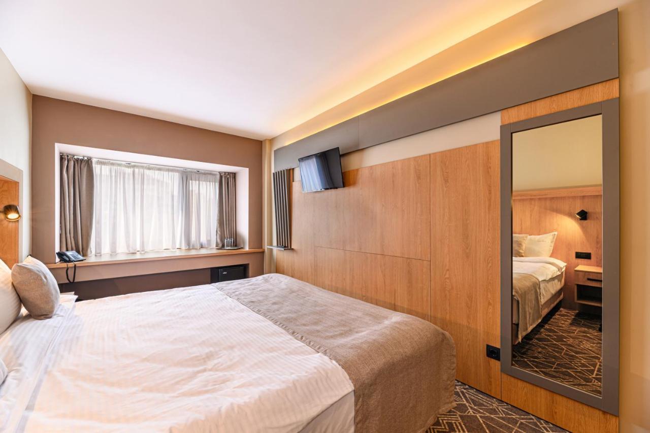 Hotel Central Pascani Bagian luar foto