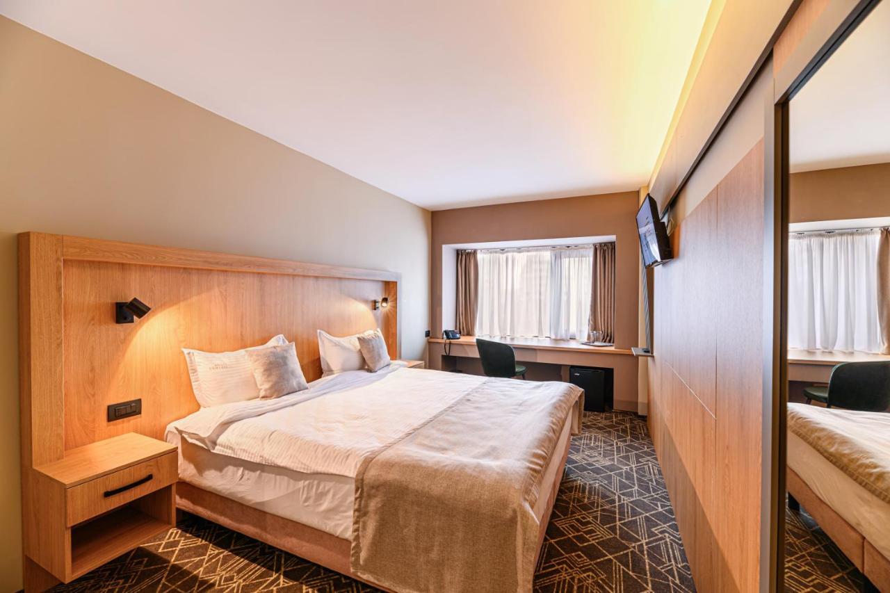 Hotel Central Pascani Bagian luar foto