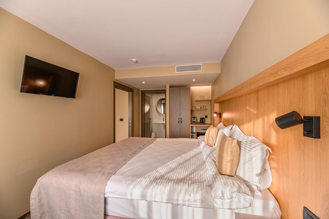 Hotel Central Pascani Bagian luar foto