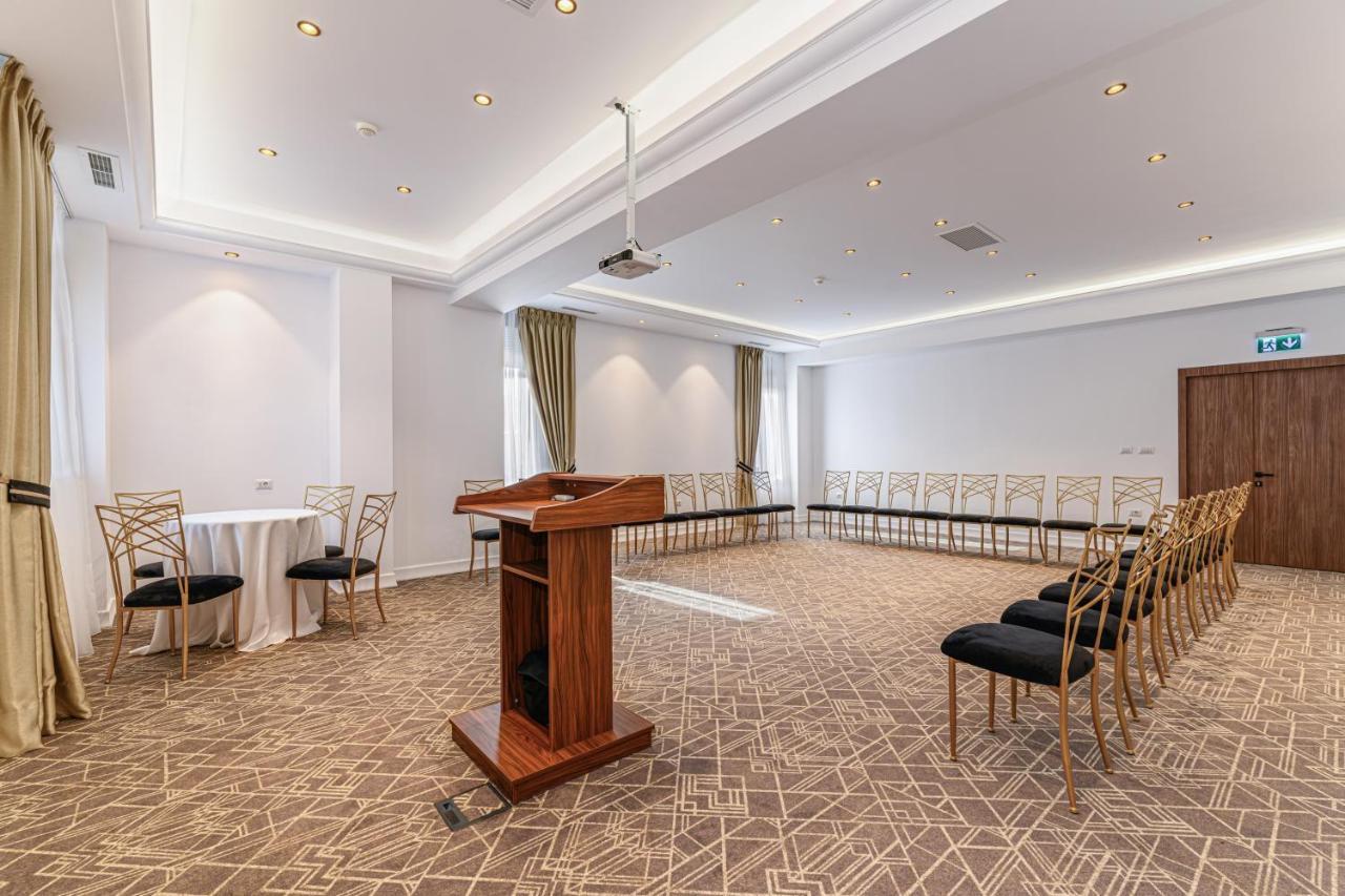 Hotel Central Pascani Bagian luar foto