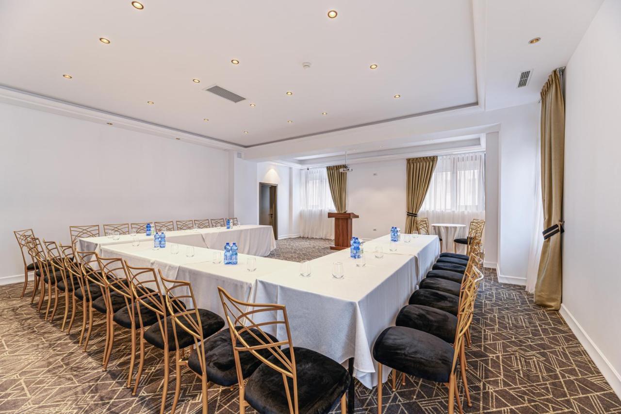 Hotel Central Pascani Bagian luar foto