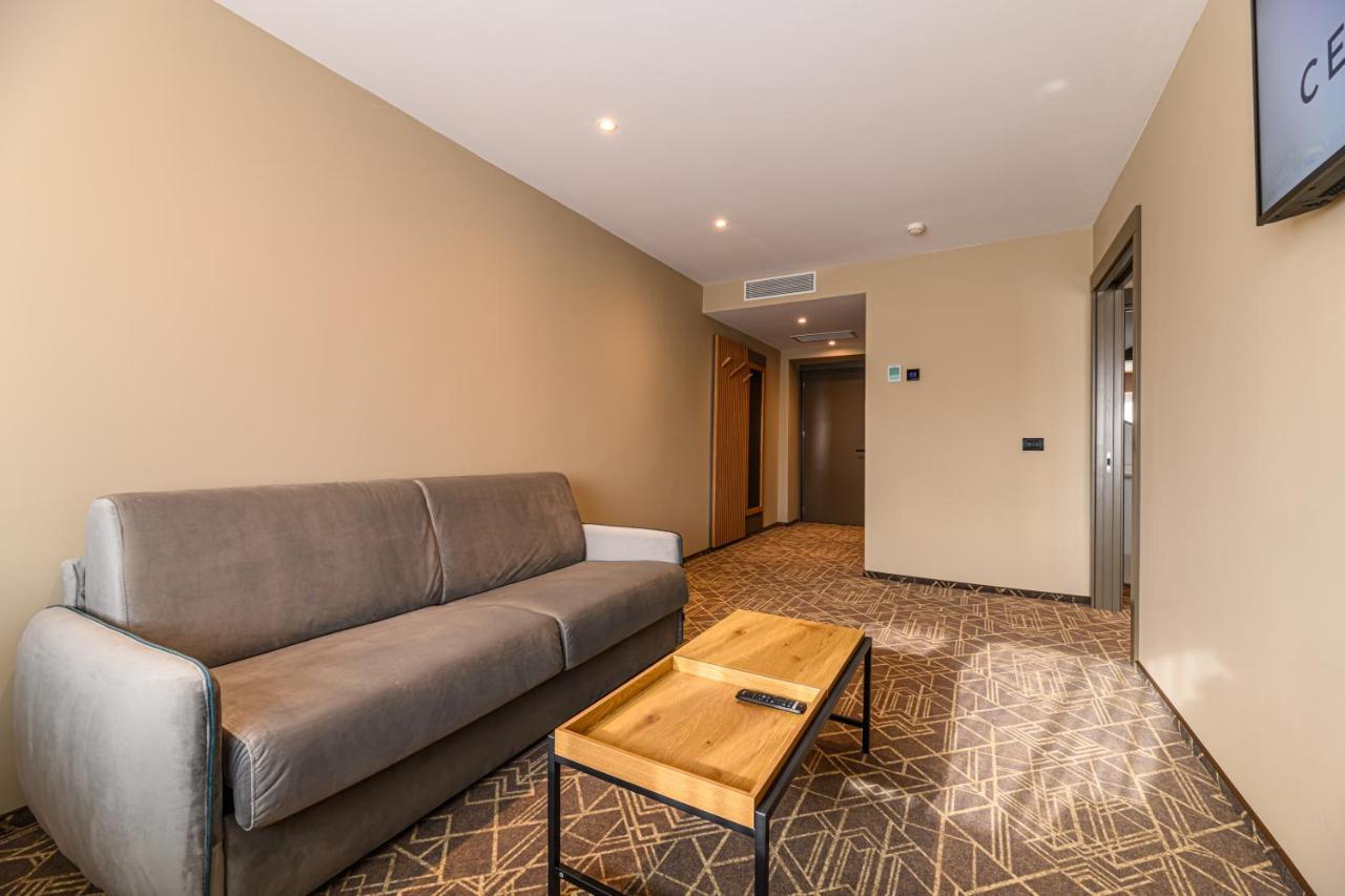Hotel Central Pascani Bagian luar foto