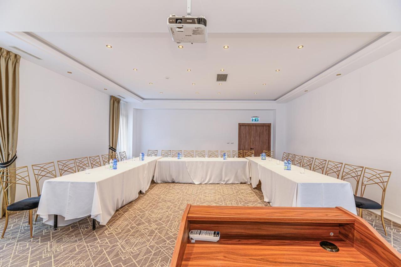 Hotel Central Pascani Bagian luar foto