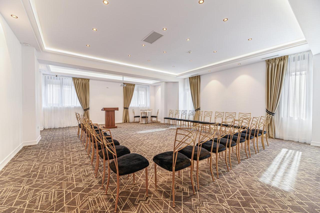 Hotel Central Pascani Bagian luar foto