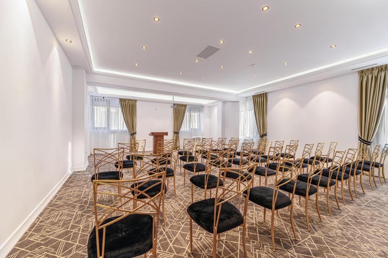 Hotel Central Pascani Bagian luar foto