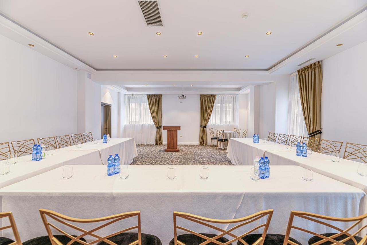 Hotel Central Pascani Bagian luar foto